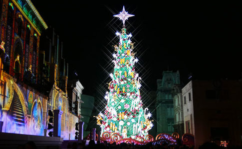 【USJの新しいクリスマスツリー2017】高さは30m、電飾数でギネス認定、期間は2018年1月8日まで