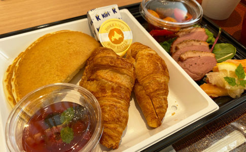 シンギュラリホテルのワンプレート朝食セット（サンドイッチ）