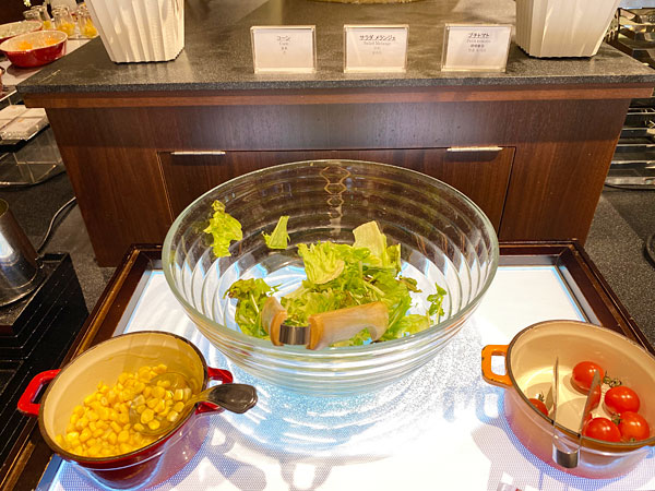 【クインテッサホテル大阪ベイの朝食ブッフェ】サラダメランジェ、コーン、プチトマト