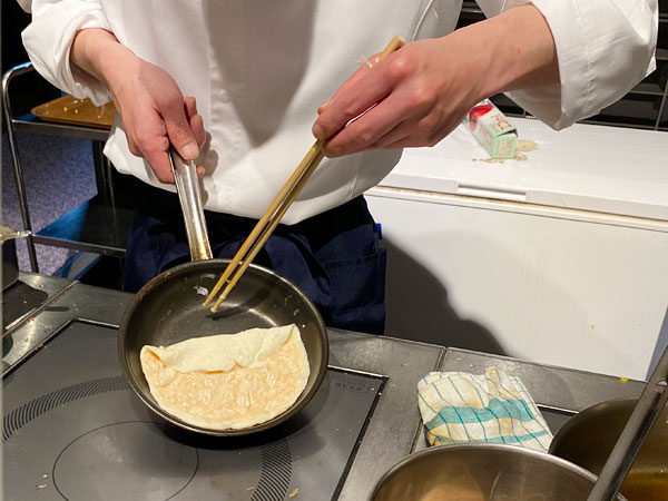 白オムレツを作っているところ【クインテッサホテル大阪ベイの朝食ブッフェ】