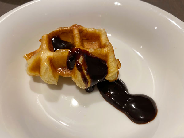 クロッフルとチョコソース【クインテッサホテル大阪ベイの朝食ブッフェ】