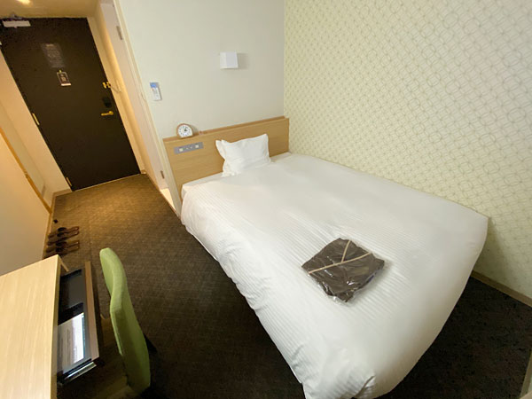 【ABホテル堺東】広角で撮影したベッドの写真