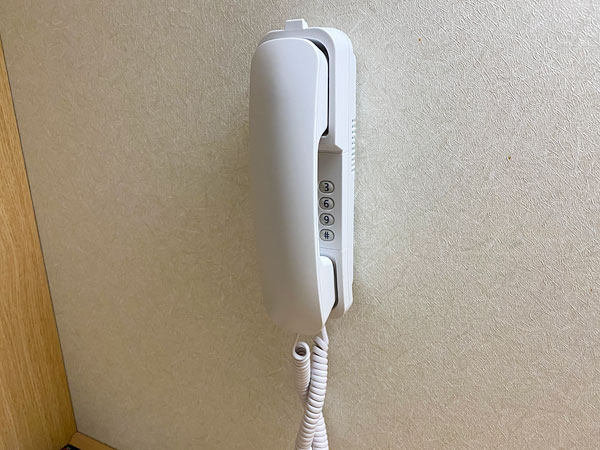 【ABホテル堺東】デスク上の壁面の電話