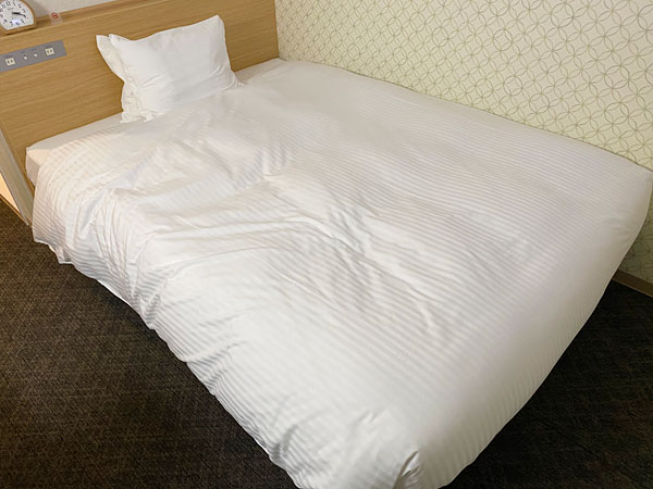 【ABホテル堺東】ベッドの写真