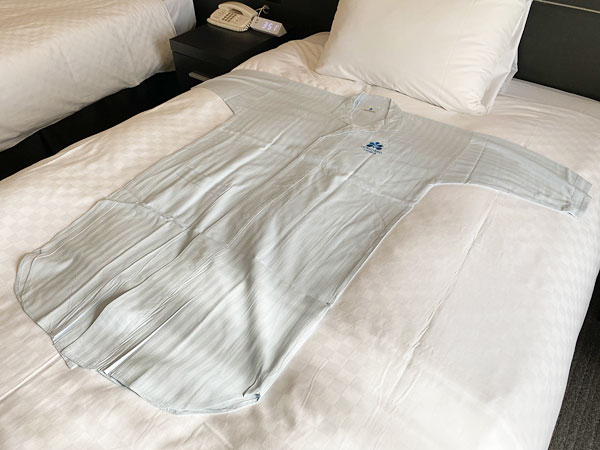 ホテル日航大阪のパジャマをベッドに広げたところ