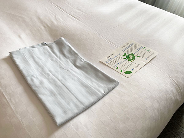 ホテル日航大阪のベッド上のパジャマ