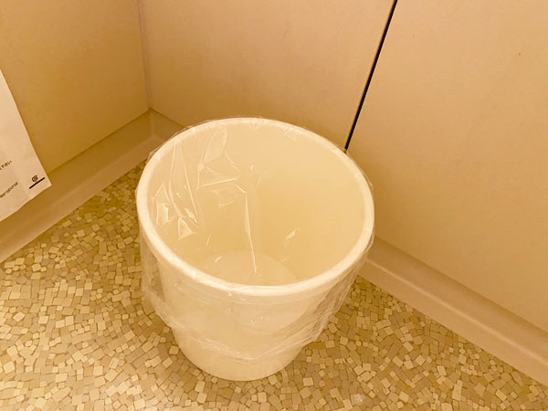 ホテル日航大阪の洗面所にあるゴミ箱