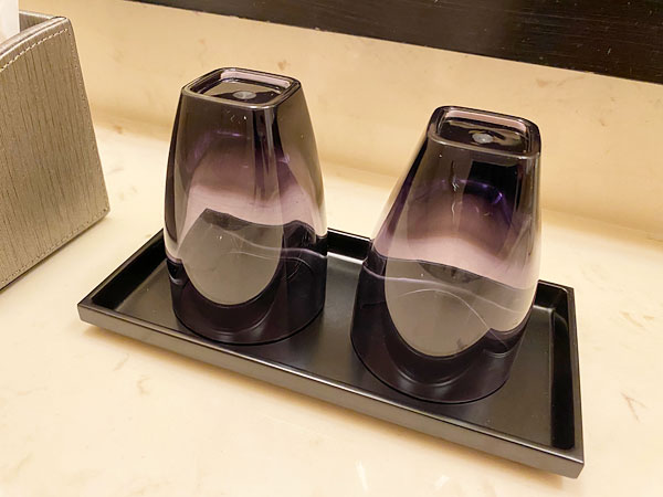 ホテル日航大阪の洗面所にあるコップ
