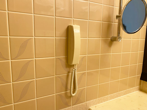 ホテル日航大阪の洗面所の電話