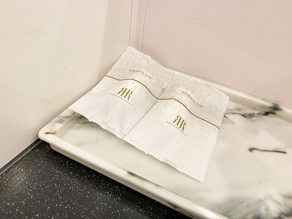 手前の洗面台のシャワーキャップ（リーガロイヤルホテル大阪）