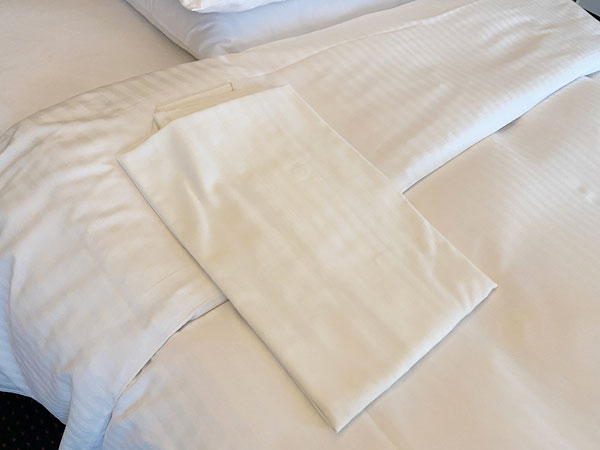 ベッドの上におかれたパジャマ（リーガロイヤルホテル大阪）