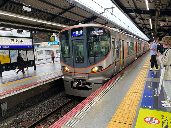 JR西九条駅3番ホームに到着したユニバーサルシティ・桜島方面行きの電車