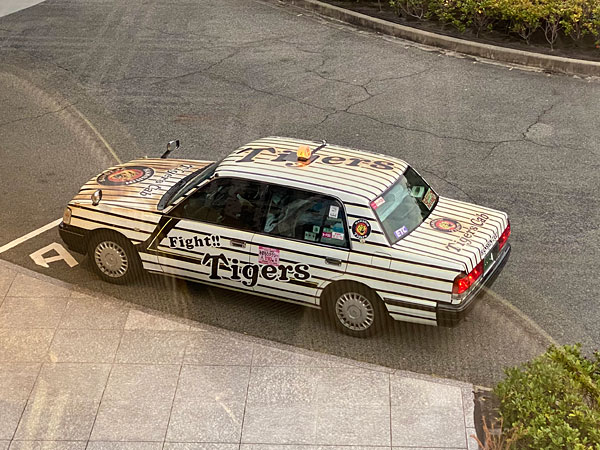 阪神タイガースのユニフォームデザインのタクシー