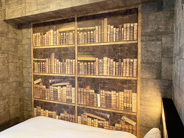 オリエンタルホテルユニバーサルシティコンセプトダブルルームの壁面の本棚