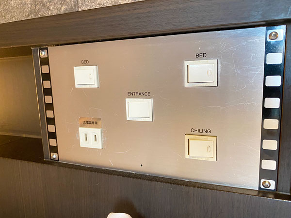 オリエンタルホテルユニバーサルシティのヘッドボードのスイッチとコンセント