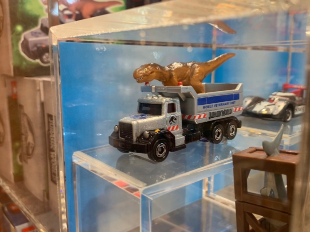 恐竜運送トラックのトミカ