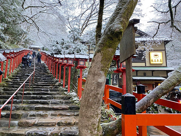 雪の日の貴船神社の参道と鳥居茶屋