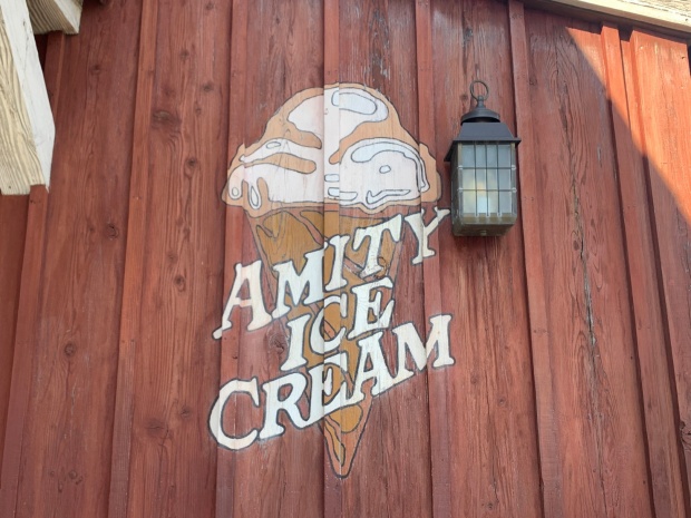 アミティアイスクリームの看板