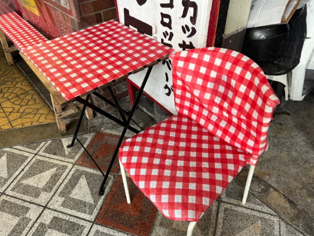 お肉の店さかもとの椅子とテーブル