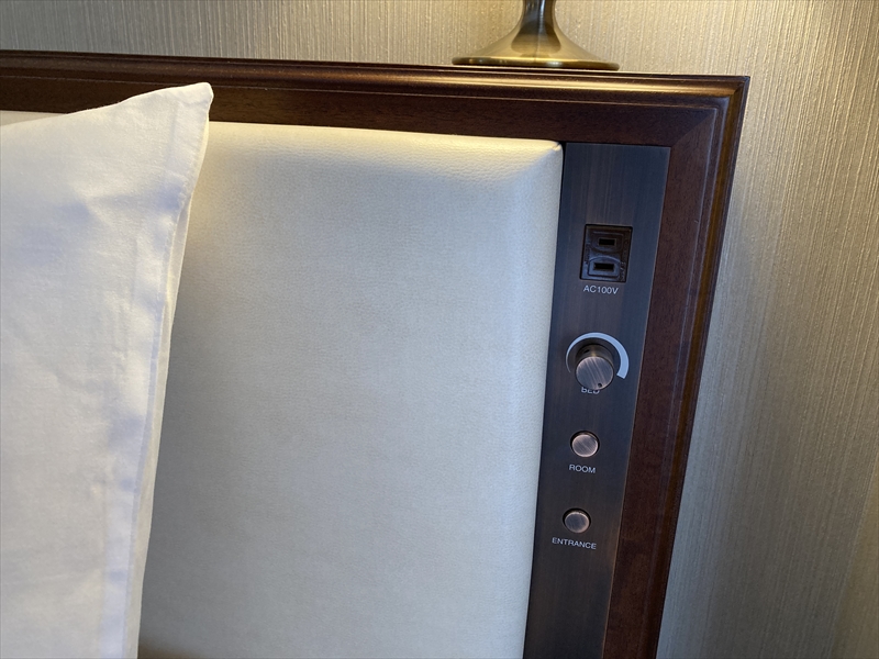 京都センチュリーホテル客室ベッドの枕元