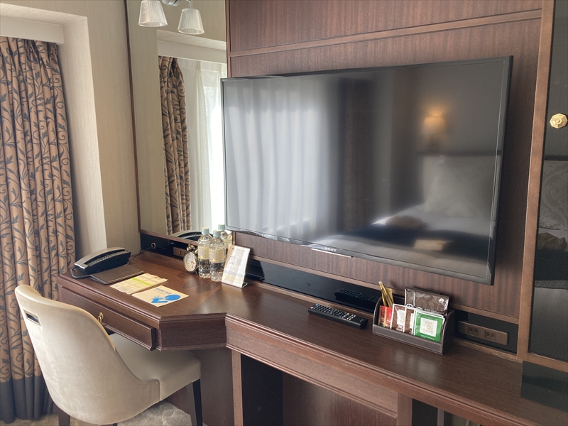 京都センチュリーホテル客室のデスクとテレビ