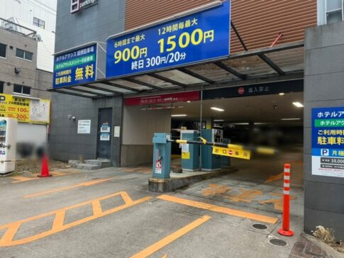 駐車場の出入り口（大阪梅田）