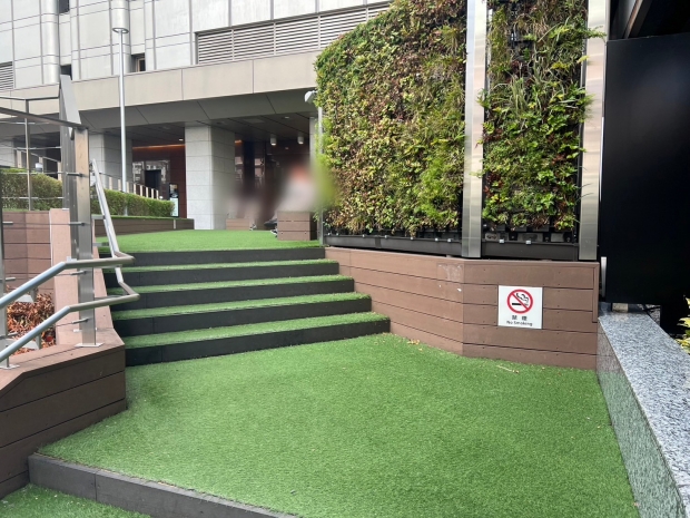 大丸梅田店前の芝生の広場