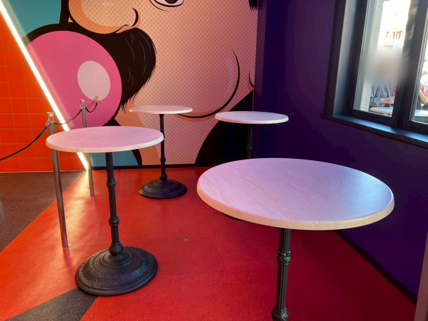 イーブル・イーツのテーブル