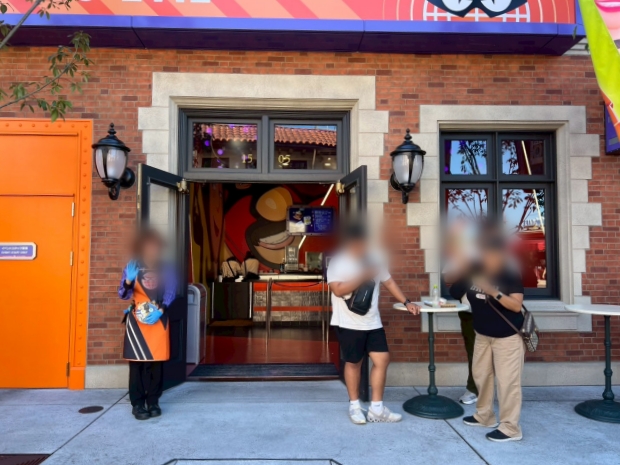 イーブル・イーツの店前