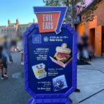 イーブル・イーツの看板