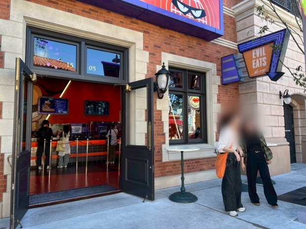 イーブル・イーツの店前